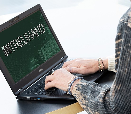 Foto: Arbeiten am Laptop