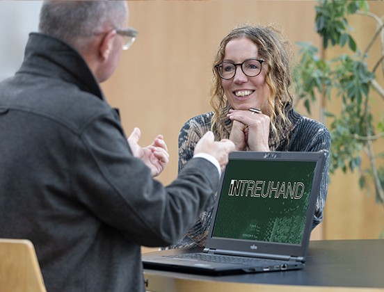 Foto: Besprechung Herr Klampferer und Frau Hebenstreit